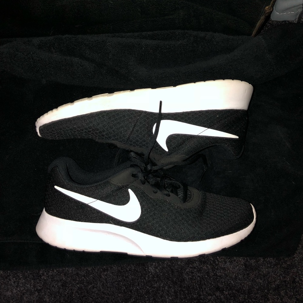Women’s Black/White Nike Roshes